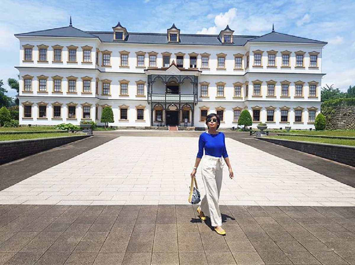 แฟนคลับแห่ชื่นชม! พิธีกรชื่อดัง "กาละแมร์ พัชรศรี" ซื้อรถให้พ่อแม่คนละคัน ! (ชมภาพ)