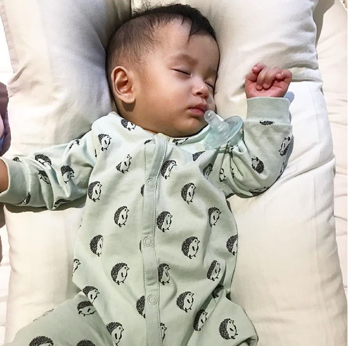 แฟนคลับพูดเป็นเสียงเดียวกัน! "น้องมียา" ลูกสาว "เติ้ล ตะวัน" ใบหน้าสวยตาหวาน เหมือน "ย่าดวงดาว" (ชมภาพ)