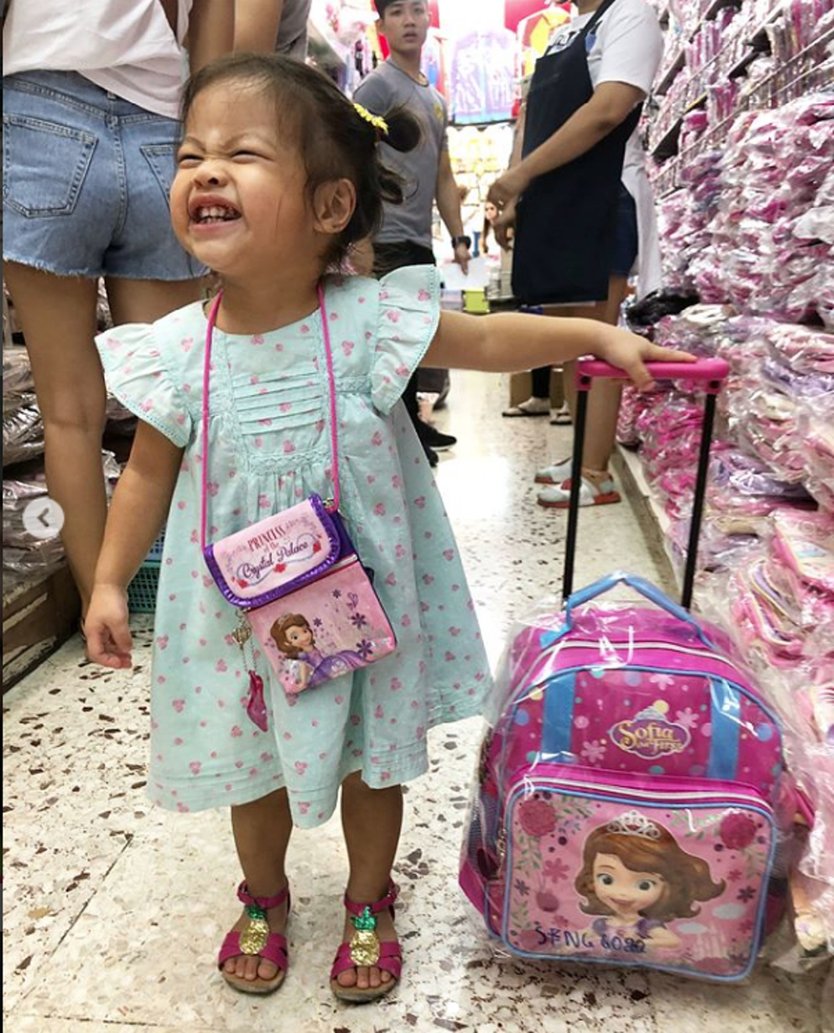 ชีวิตไม่ติดหรู! "กาย-ฮารุ" กระเตงลูกช้อปปิ้งตลาดสำเพ็ง ทำชาวเน็ตแห่ชื่นชม! (ชมภาพ)