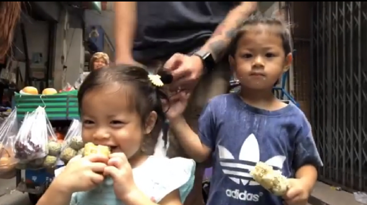 ชีวิตไม่ติดหรู! "กาย-ฮารุ" กระเตงลูกช้อปปิ้งตลาดสำเพ็ง ทำชาวเน็ตแห่ชื่นชม! (ชมภาพ)