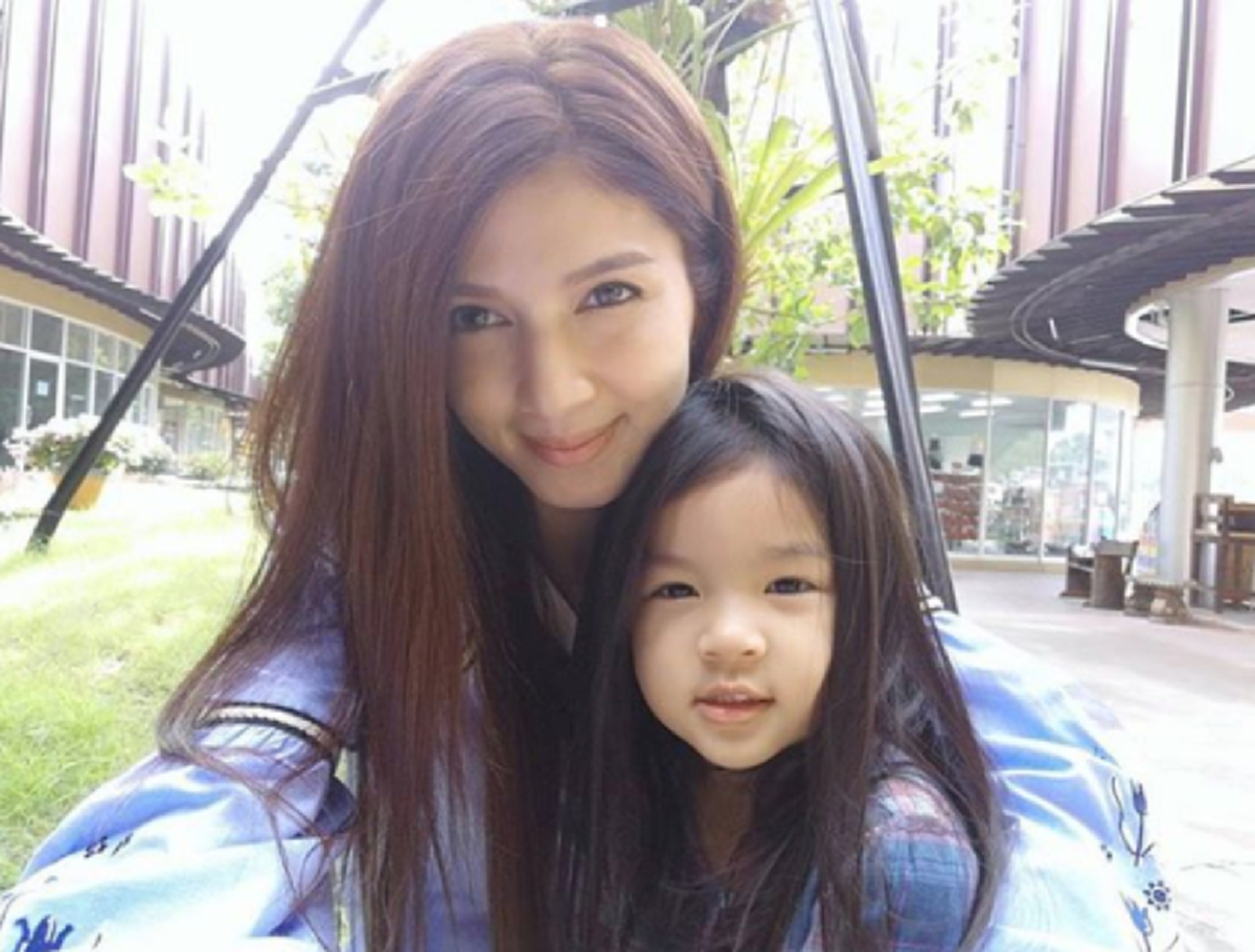 เปิด 7 อันดับ "คุณเเม่เลี้ยงเดี่ยว" ที่เจอมรสุมชีวิตมาหนักมากๆ เห็นแล้วน่าสงสาร !!