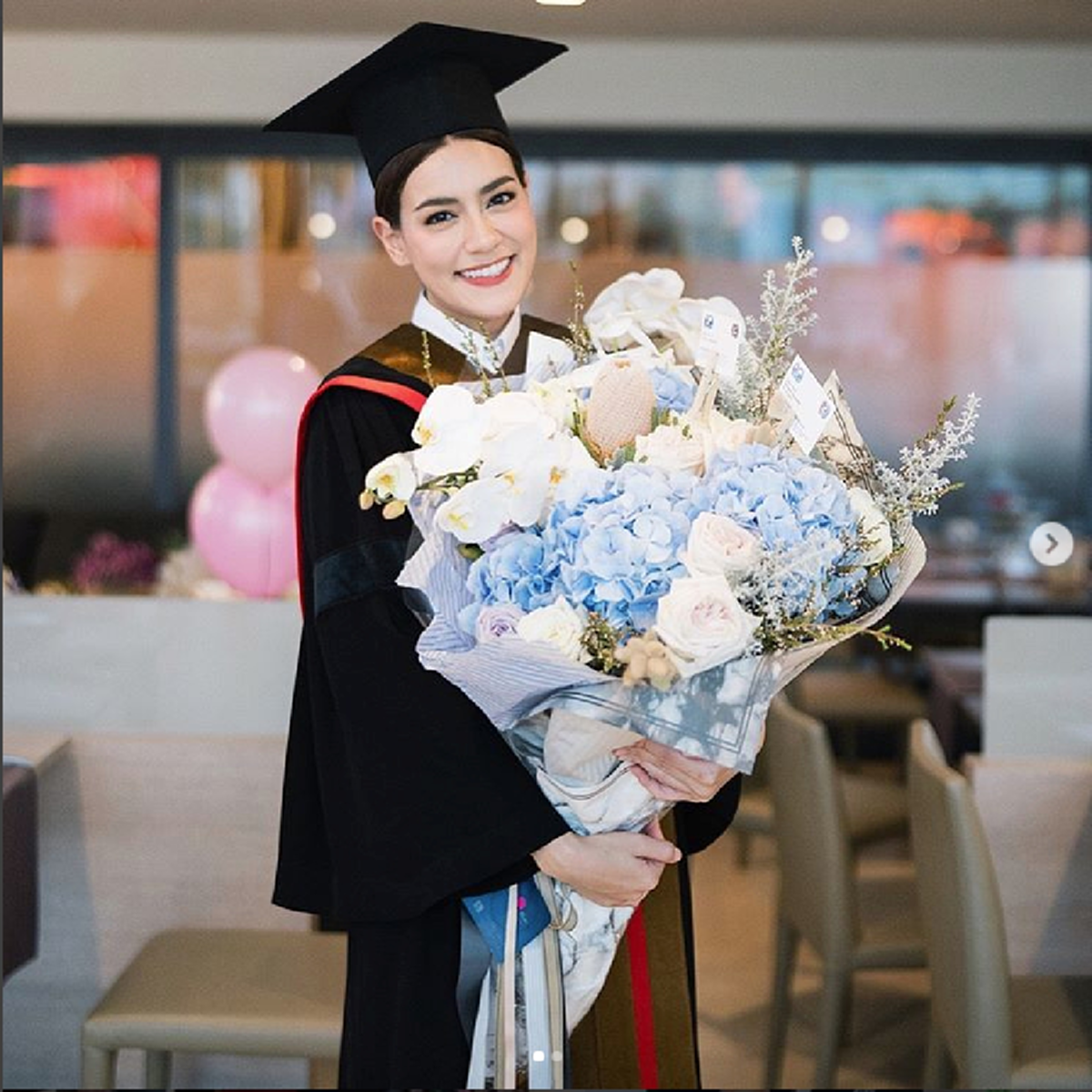 ส่องภาพ! นางเอกดัง "คิม คิมเบอร์ลี่" ยิ้มแก้มปริในวันปริญญา เพื่อนในวงการร่วมยินดีเพียบ (ชมภาพ)