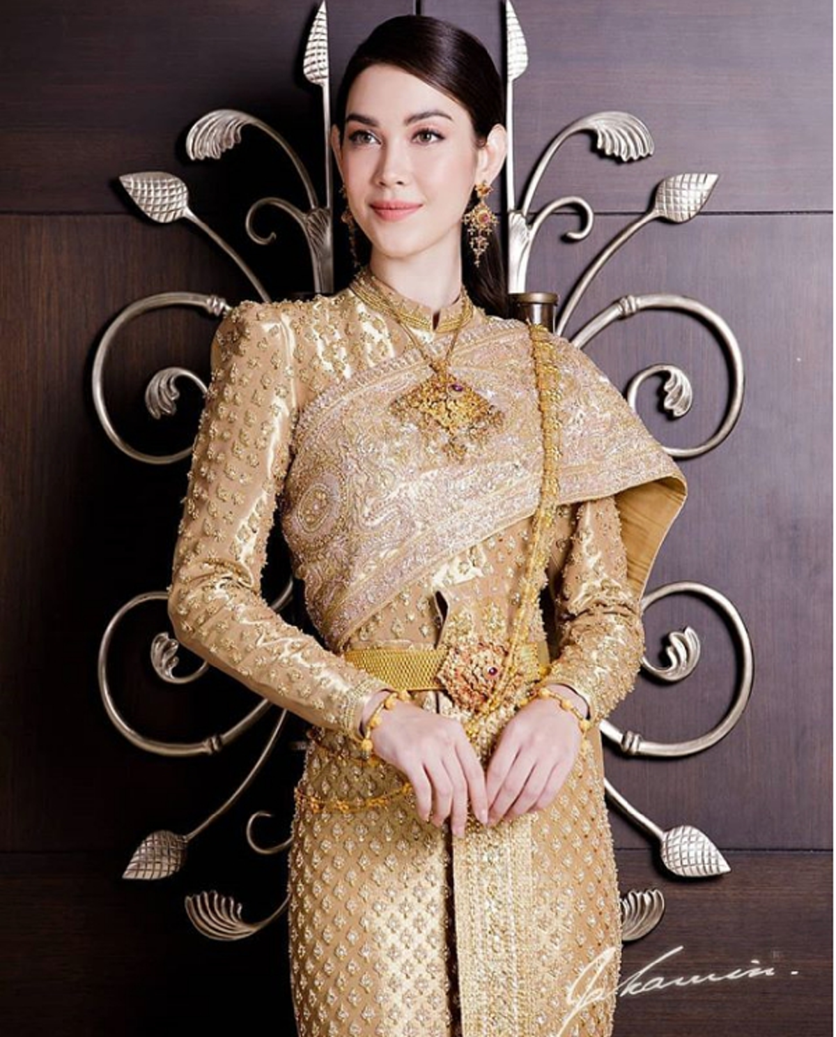 งามไร้ที่ติ! ส่องภาพ นางเอกชื่อดัง "แมท ภีรนีย์" หลังโสดสนิท สวมชุดไทยถ่ายแบบ สุดอลังการ (ชมภาพ)