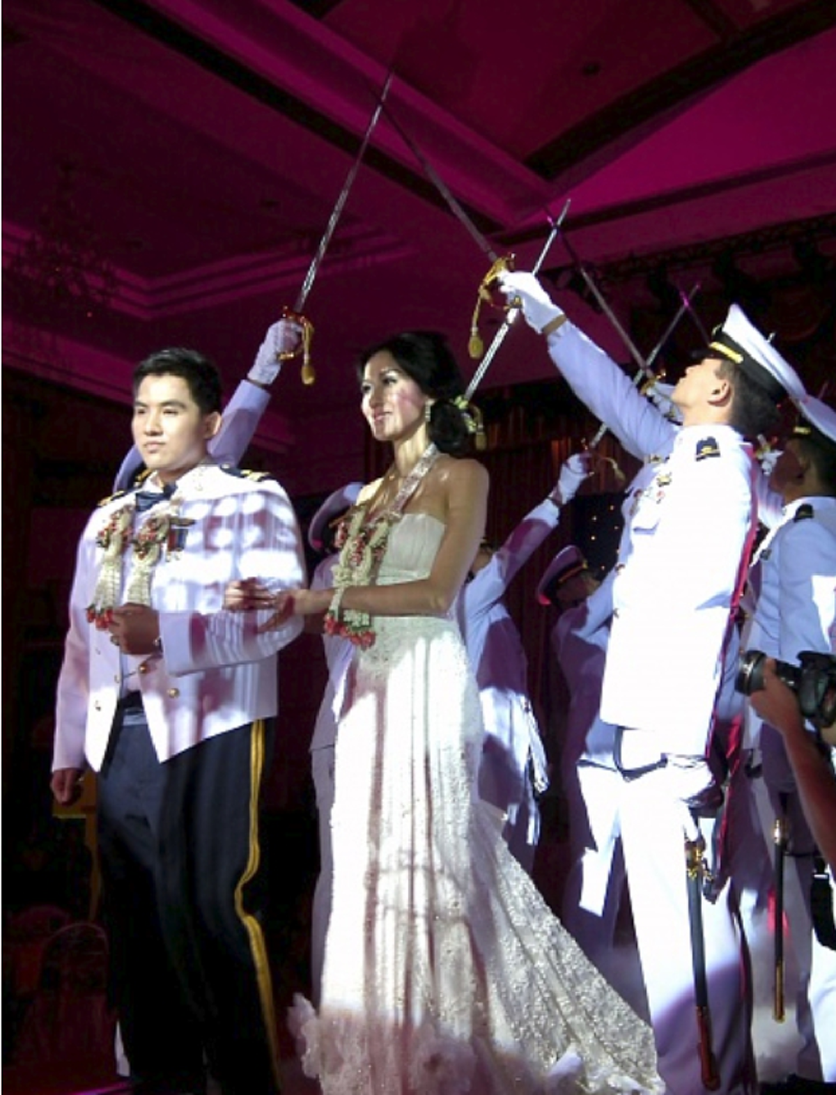 เปิดภาพ !! 8 งานแต่งงานของ "ดาราดัง" ที่ลอด "ซุ้มกระบี่" ฉลองสมรสอย่างยิ่งใหญ่ !!