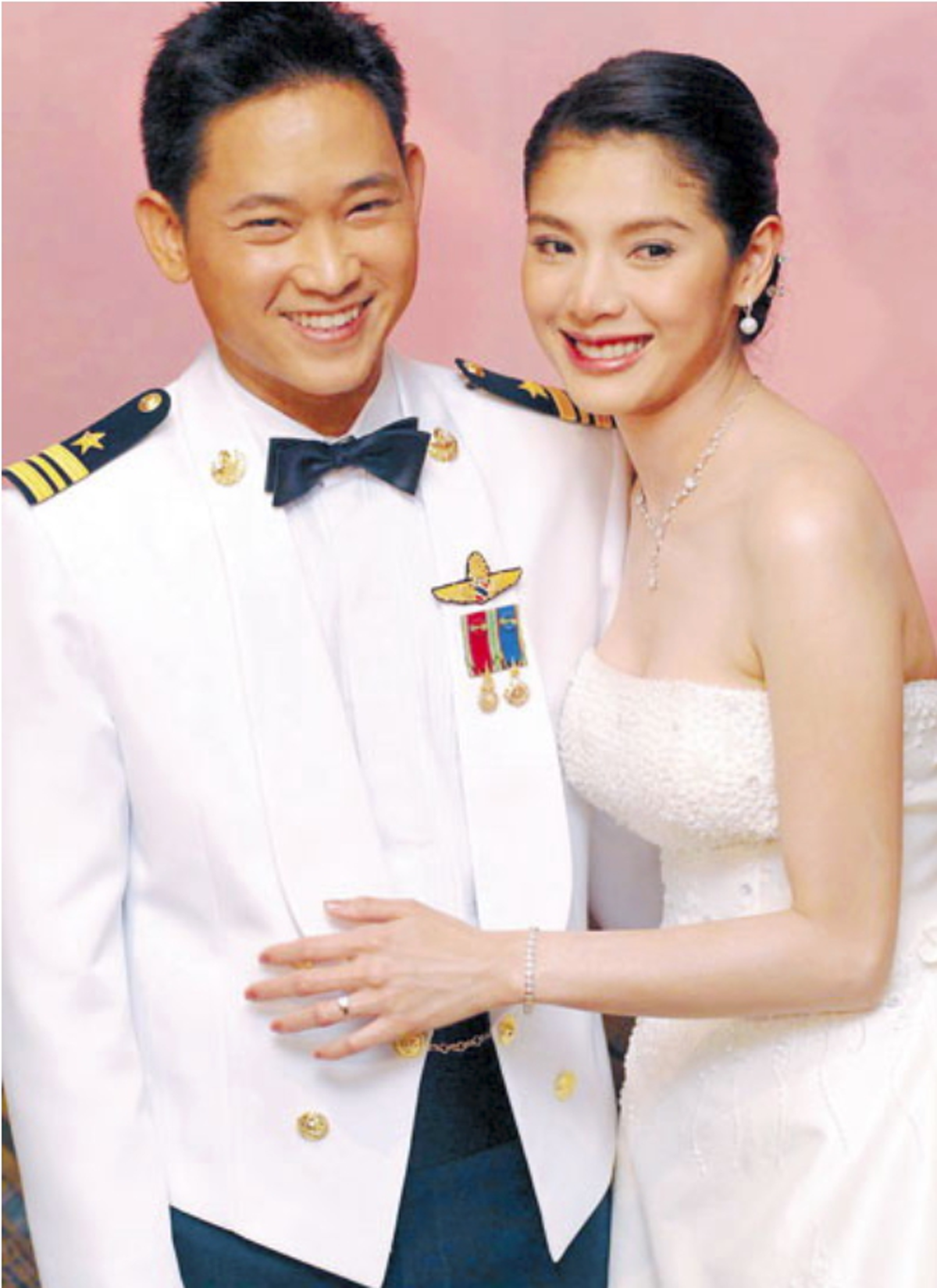 เปิดภาพ !! 8 งานแต่งงานของ "ดาราดัง" ที่ลอด "ซุ้มกระบี่" ฉลองสมรสอย่างยิ่งใหญ่ !!