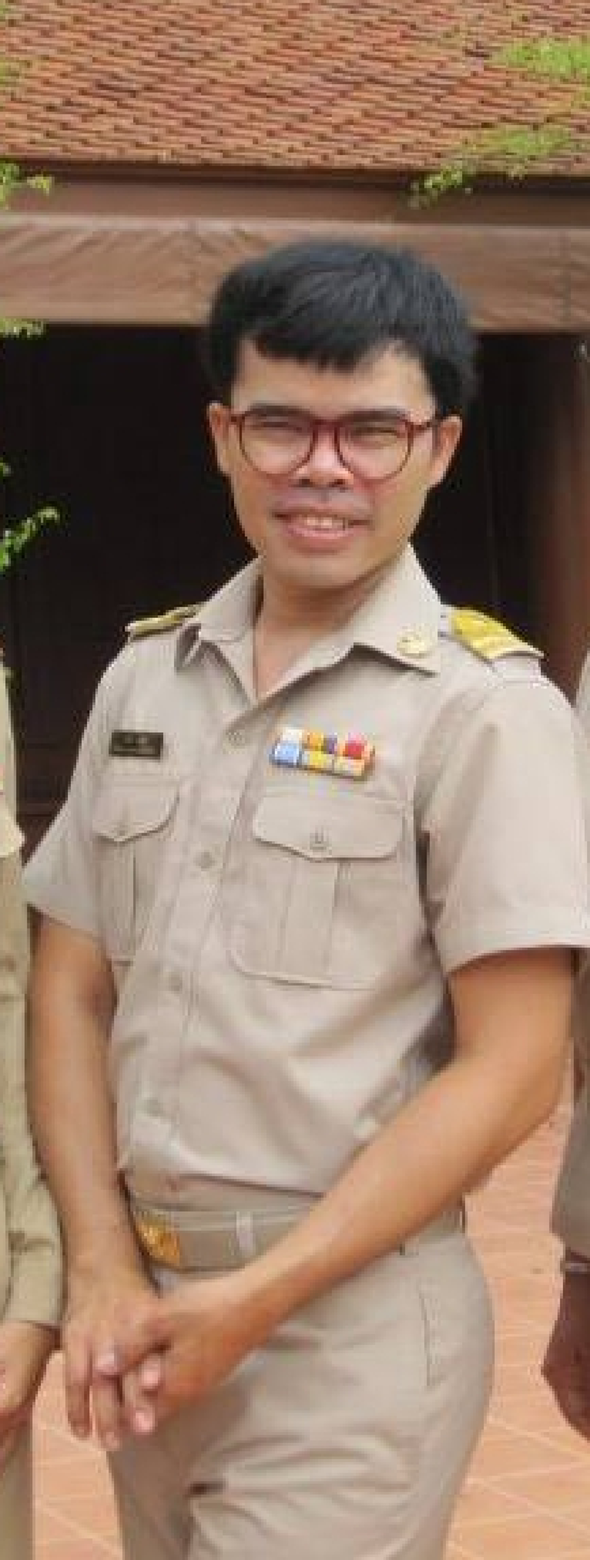 *สุดฮือฮา! เปิดภาพ "เจ๊ต๊อกแต๊ก" แม่ค้าส้มตำชื่อดัง ในชุดทำงาน "ข้าราชการ" (ชมคลิป)