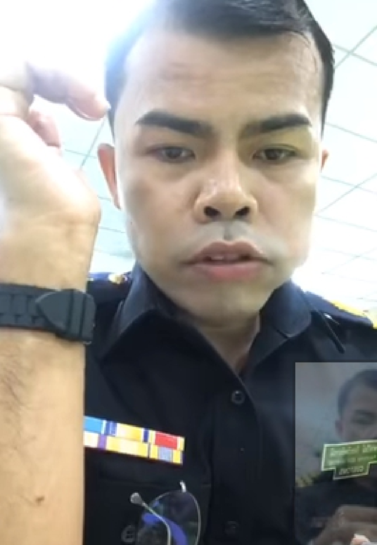 *สุดฮือฮา! เปิดภาพ "เจ๊ต๊อกแต๊ก" แม่ค้าส้มตำชื่อดัง ในชุดทำงาน "ข้าราชการ" (ชมคลิป)