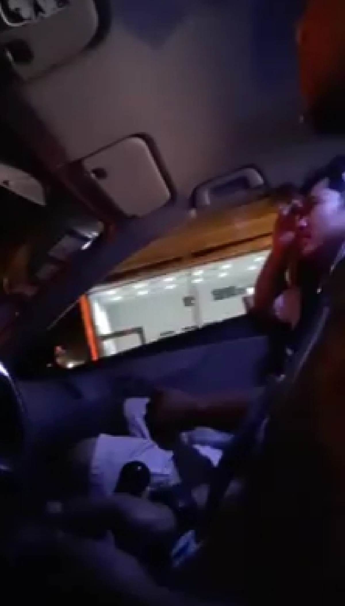 ดีใจเหมือนถูกหวย! หนุ่มช้ำใจ โบกแท็กซี่ร่วม 10คัน ถูกปฏิเสธหมด? ก่อนทำวิธีสุดพีค! เข้า 7-11 ซื้อมีดโกนหนวด น่าสงสารจริงๆพี่ !