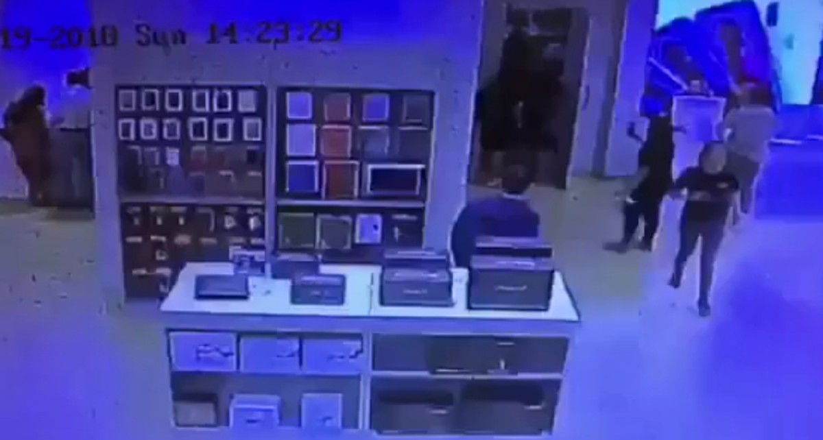 โผล่หัวแล้ว "หนุ่มอาร์ม" ต่อยสาวพนง.ร้านโทรศัพท์ ยกมือไหว้ขอโทษ อ้างวู่วามเหตุเป็นโรคซึมเศร้าเลิกแฟนสาว