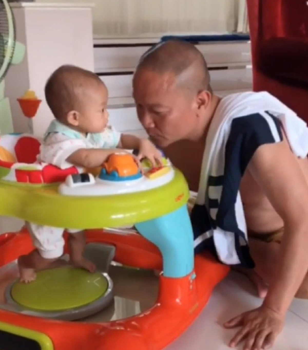 หนูกลัวอะไรลูก! มาดูปฏิกริยาสายฮา เมื่อ ตาหม่ำ อยากหอม น้องนาฬิกา ใจจะขาด