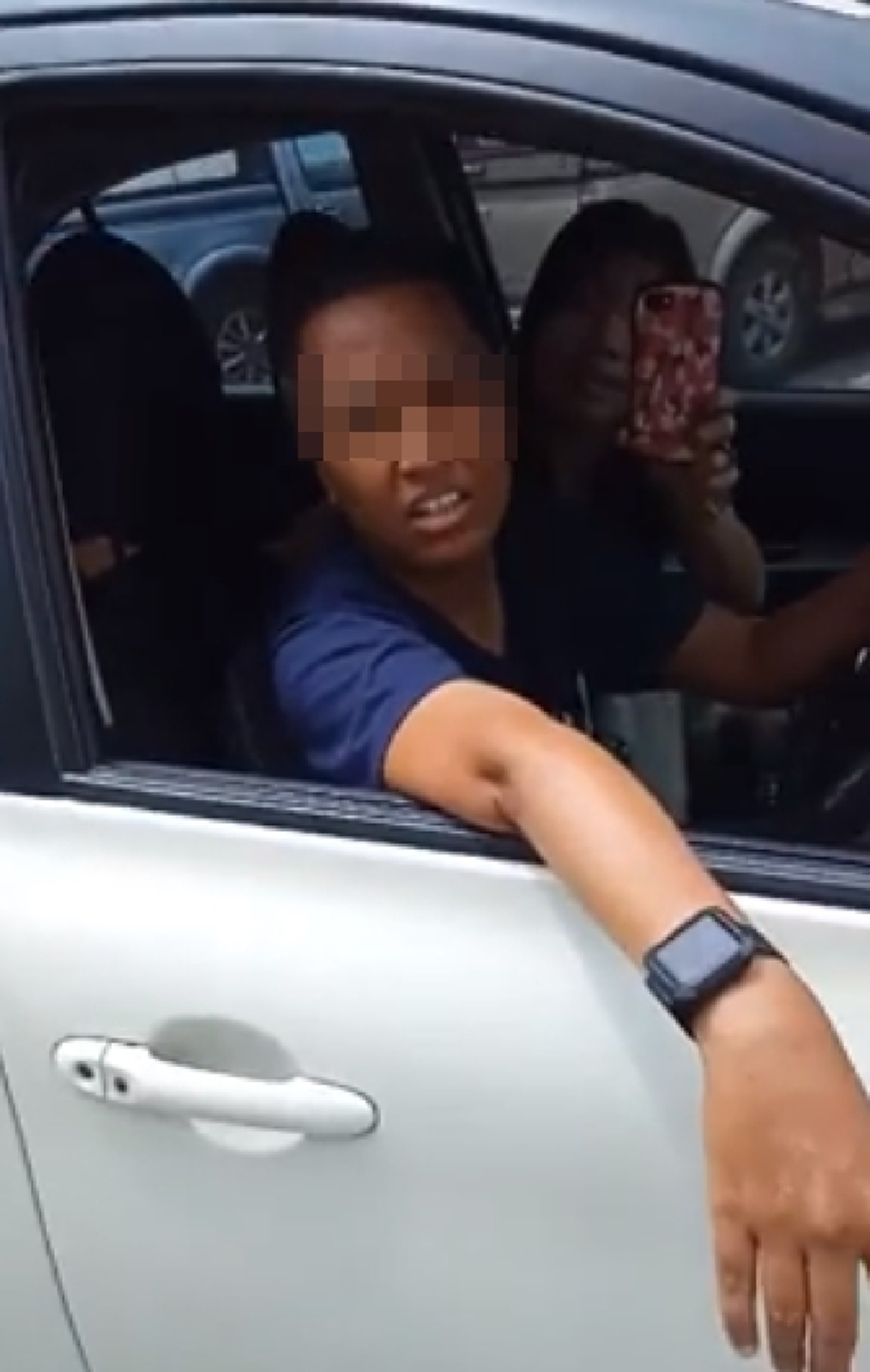 ชัดแล้วสาวทอมเอาทนายขู่รปภ.พูดขอโทษ ขวางจอดรถช่องผู้พิการคนสูงอายุ โซเชียลฮึ่มไม่ยอมให้โดนรังแก