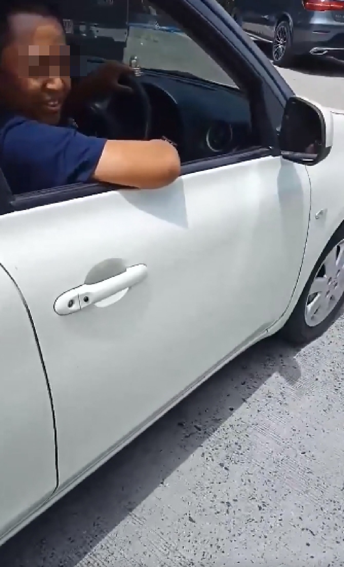 โซเชียลตอกหนัก"สาวทอม"ปล่อยคลิป อ้างโดนรปภ.ขวางจอดรถเพราะ"เงิน" แฉช็อตต่อช็อตตัดต่อโกหกไม่เนียน