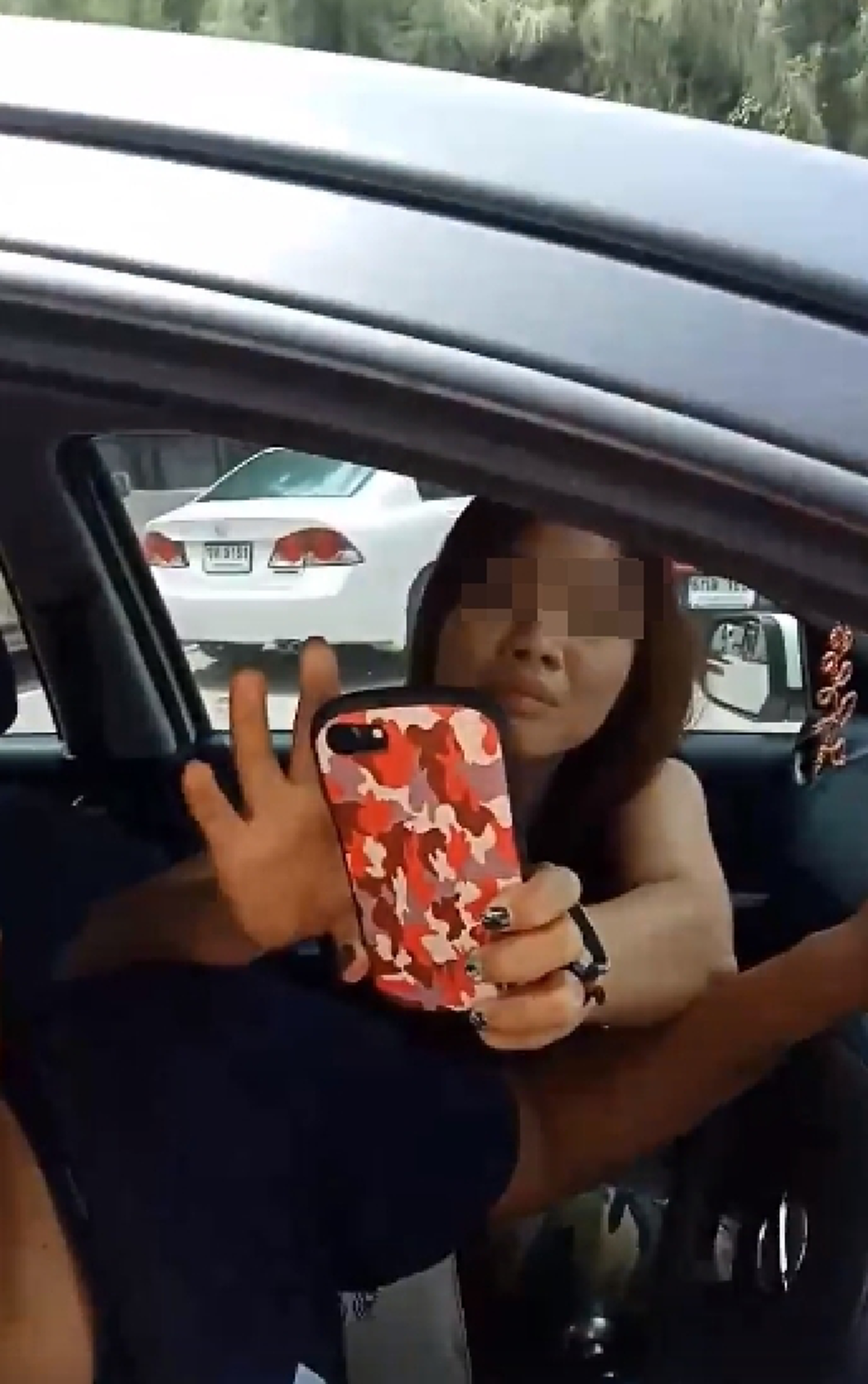 ชัดแล้วสาวทอมเอาทนายขู่รปภ.พูดขอโทษ ขวางจอดรถช่องผู้พิการคนสูงอายุ โซเชียลฮึ่มไม่ยอมให้โดนรังแก