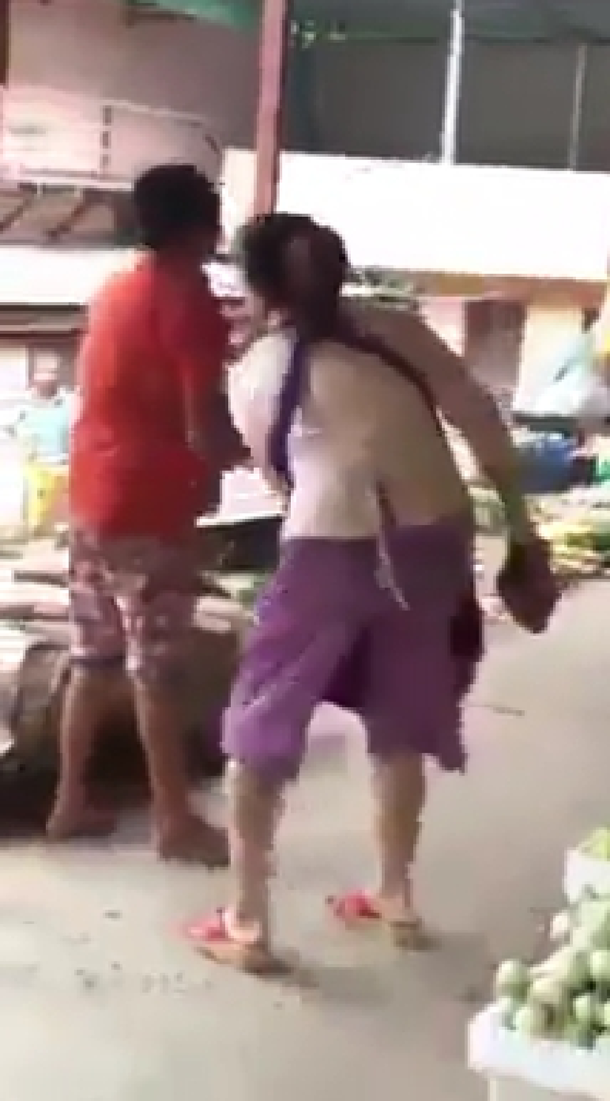 น่าเอาขี้เถ้ายัดปาก!! "ลูกทรพี" ขอตังค์แม่ไม่ให้ เกิดอาการเดือด หยิบรองเท้าฟาดหน้า-เอาก้อนอิฐเขวี้ยงใส่ !? (คลิป)