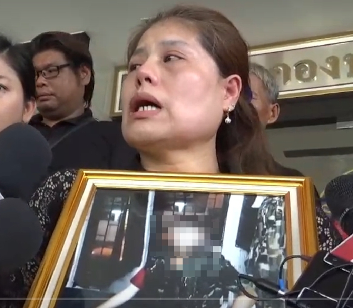 ฉาวอีกแล้ว แม่โร่ร้องกองปราบคดีไม่คืบ ลูกชายวิวาททหารเกณฑ์โดนแทงเสียชีวิต