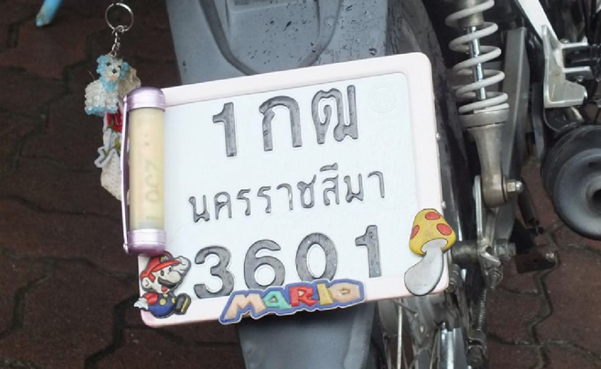 โบราณว่าจะมีโชคลาภ ครูสาวผงะงูเลื้อยเข้ารถจยย. ไล่ไม่ยอมไป สุดท้ายต้องจุดธูปบอก