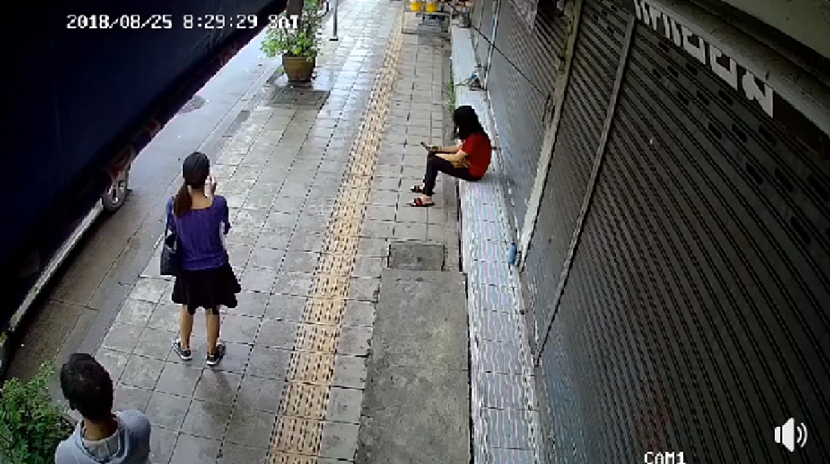 ตามล่า! สาวผวา เจอไอ้โรคจิต แอบถ่ายใต้กระโปรง กลางวันแสกๆ รินถนนใหญ่