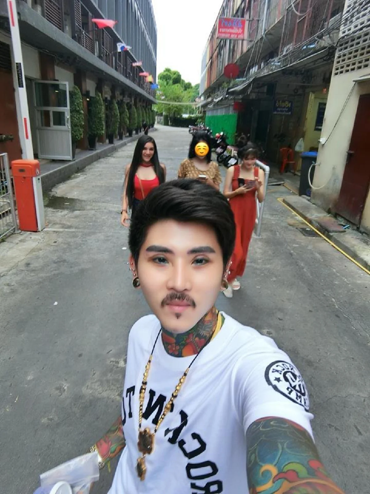 ชาวเน็ตขุดรูป "ครอบครัวหรรษา" ผัว 1 เมีย 4 ไม่ตรงปกอย่างแรง มันใช่คนเดียวกันจริงๆหรือ!?