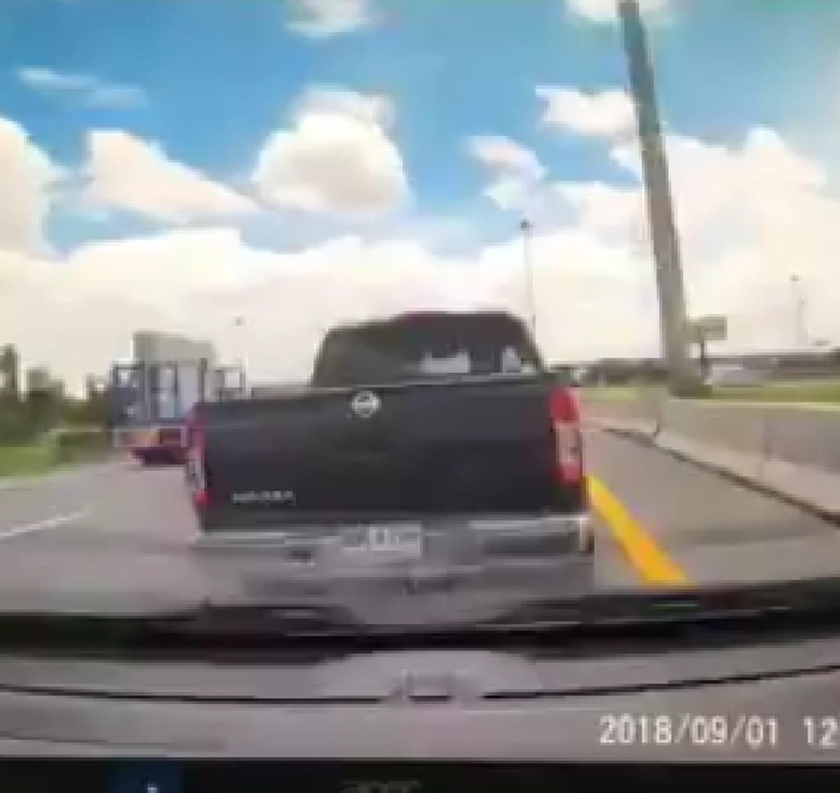 หวิดสิ้นชีพ? "กระบะหัวร้อน" ขับปาดหน้า "รถเก๋ง" เสียหลักพลิกคว่ำ! ชาวเน็ตจวกผิดทั้งคู่!! (คลิป)