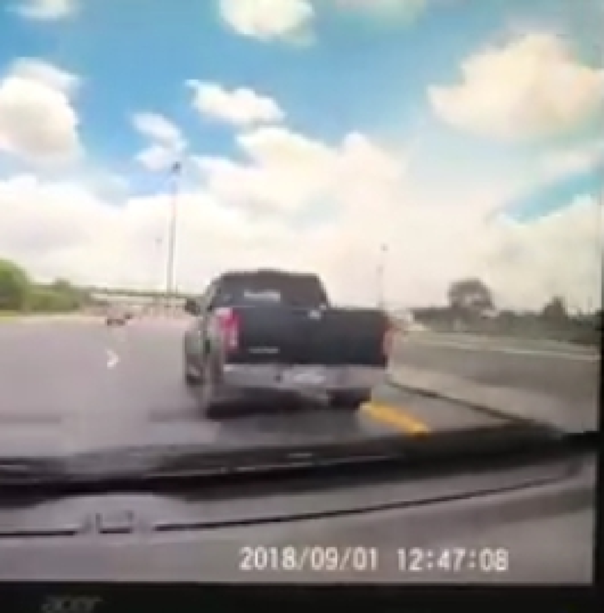 หวิดสิ้นชีพ? "กระบะหัวร้อน" ขับปาดหน้า "รถเก๋ง" เสียหลักพลิกคว่ำ! ชาวเน็ตจวกผิดทั้งคู่!! (คลิป)