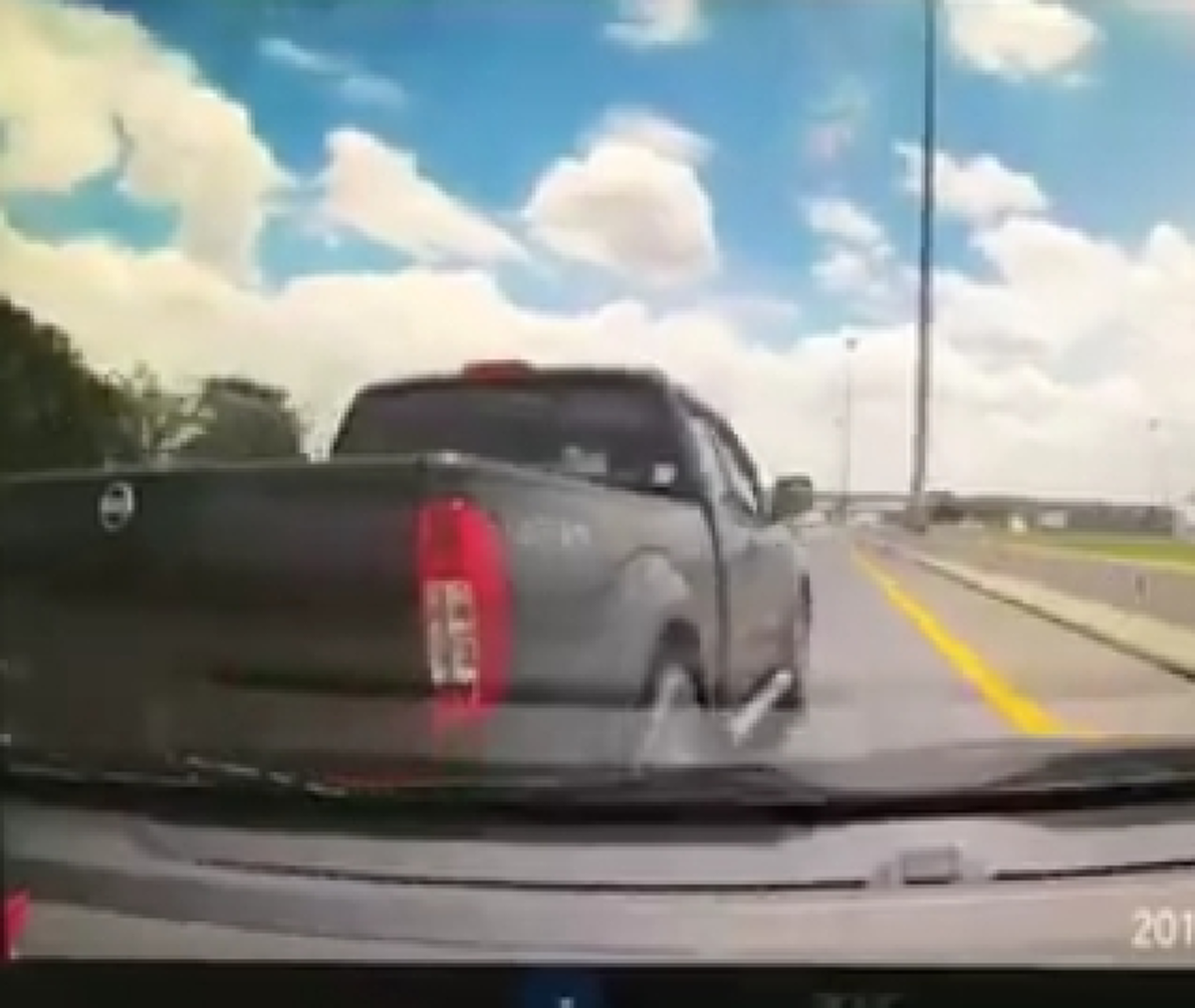 หวิดสิ้นชีพ? "กระบะหัวร้อน" ขับปาดหน้า "รถเก๋ง" เสียหลักพลิกคว่ำ! ชาวเน็ตจวกผิดทั้งคู่!! (คลิป)