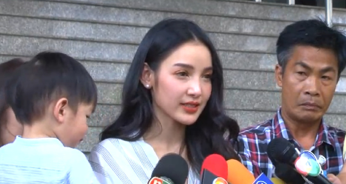 ด่วนมาก ศาลอนุญาตประกันตัว"เบนซ์ เรซซิ่ง"แล้ว ชื่นชมหัวใจ"แพท"อุ้มลูกรอเฝ้าเป็นกำลังใจถึงวินาทีสำคัญ