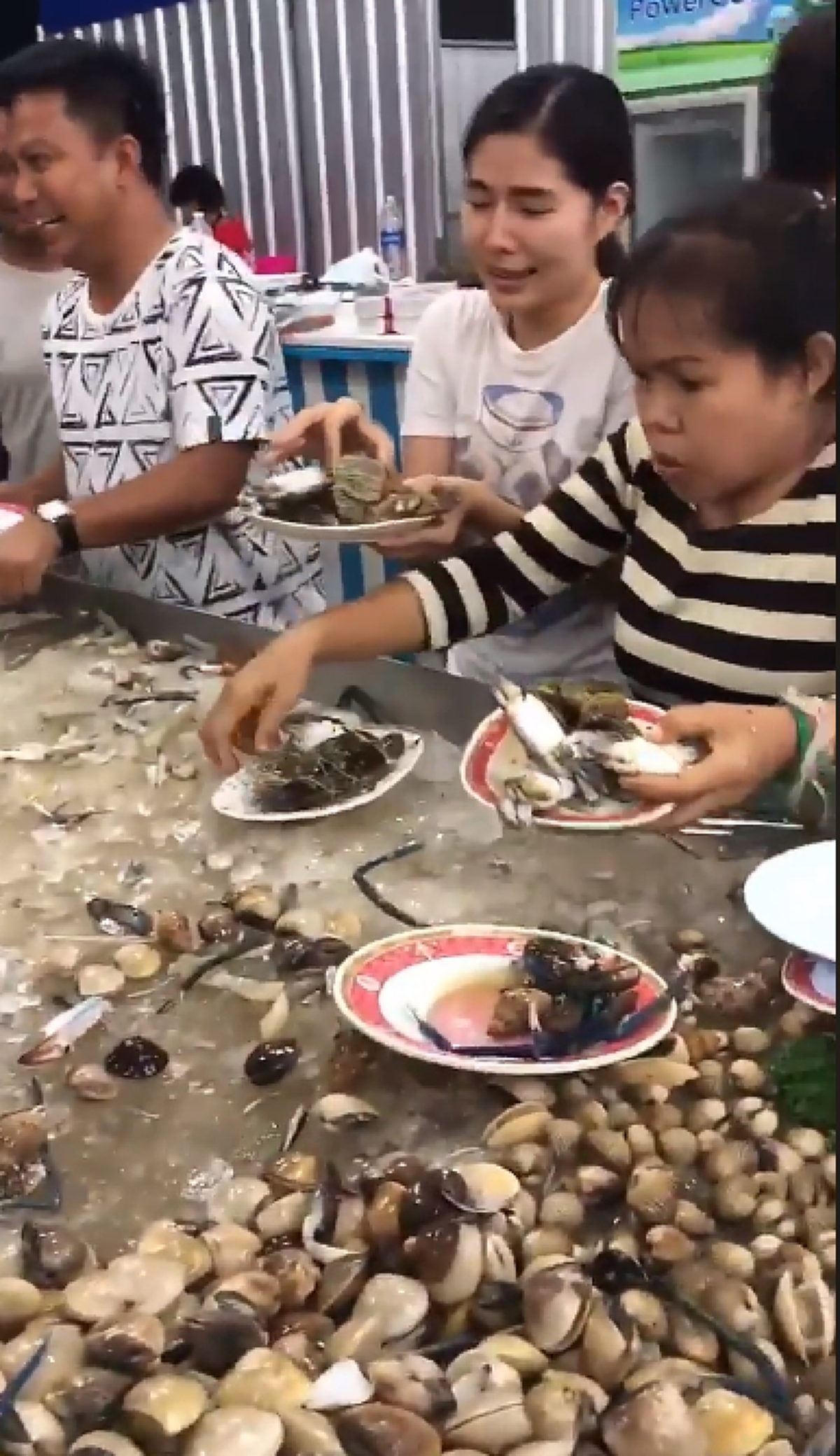 คิดว่าแจกโรงทาน! สาวถึงกับท้อ ไปกินบุฟเฟต์ แต่เจอคนแย่งกัน ยิ่งกว่าลงสนามรบ!