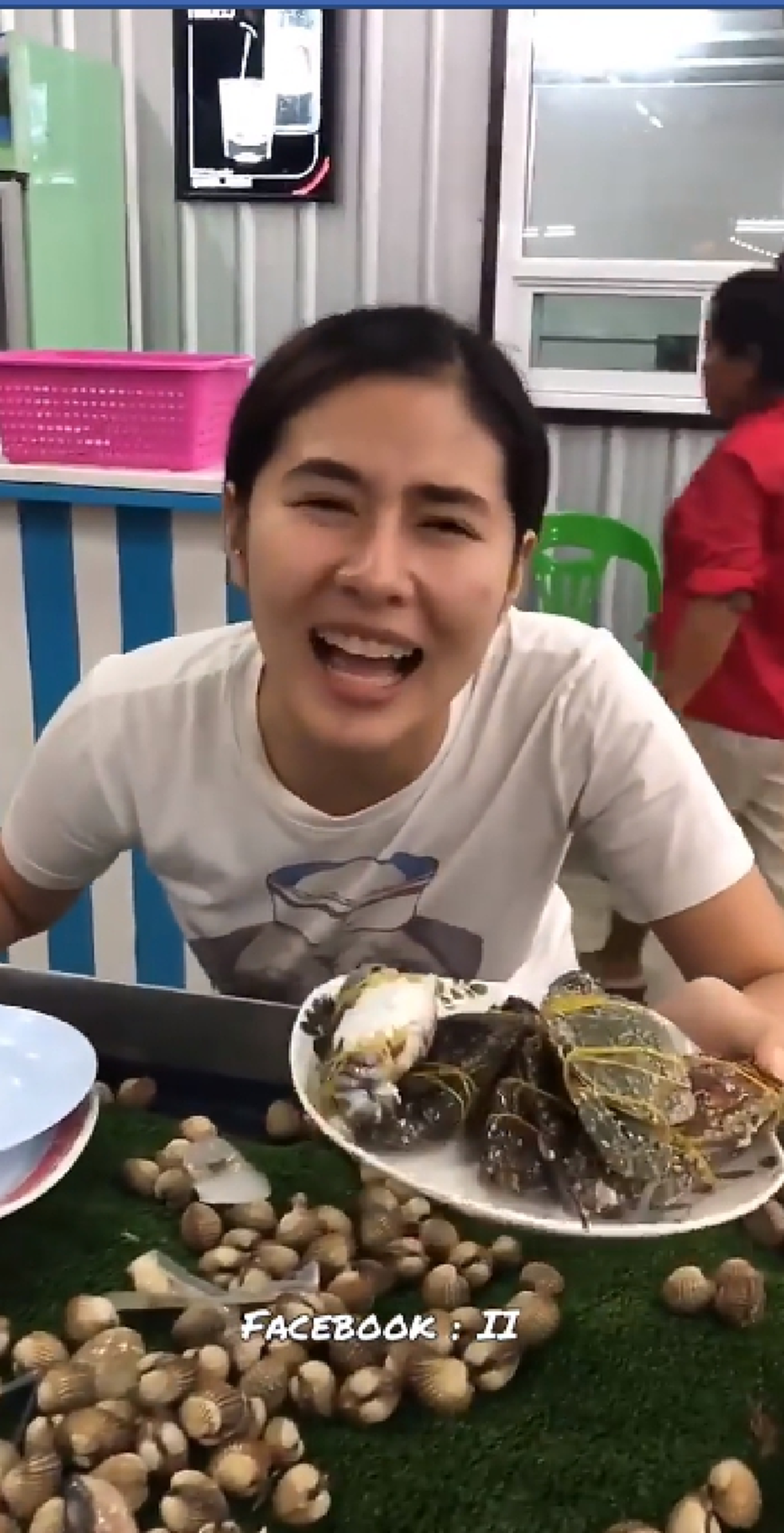 คิดว่าแจกโรงทาน! สาวถึงกับท้อ ไปกินบุฟเฟต์ แต่เจอคนแย่งกัน ยิ่งกว่าลงสนามรบ!