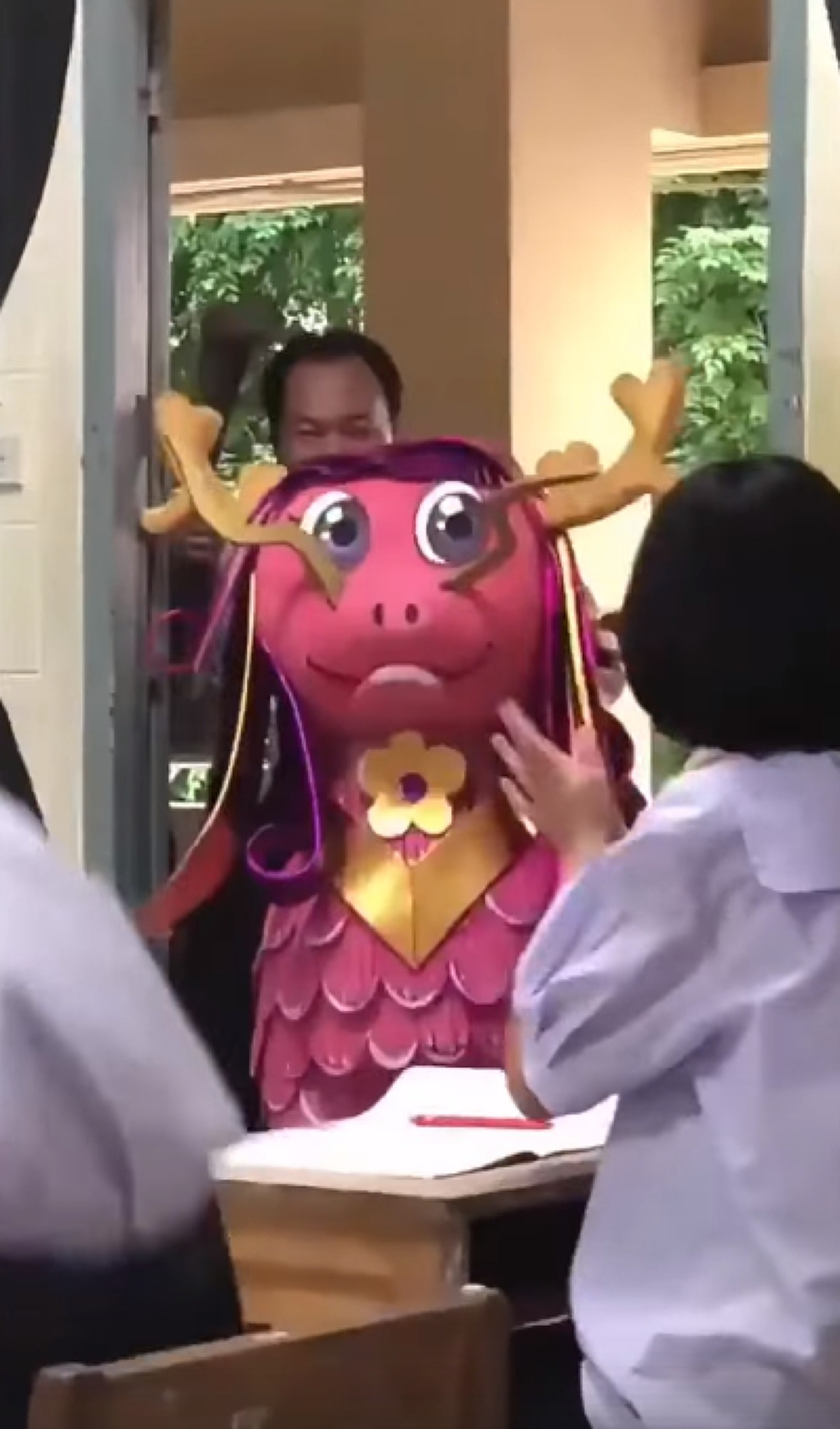 ครูขี่ม้านิลมังกร