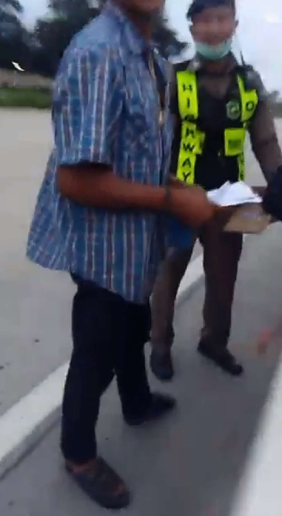 ต้องเจอคนจริง "หนุ่มหน้าเครา" เดือด!! เห็นตำรวจ เอาเปรียบประชาชน งานนี้อยู่เฉยไม่ได้ ผมให้ 4 ลุม 1 เลย? (คลิป)