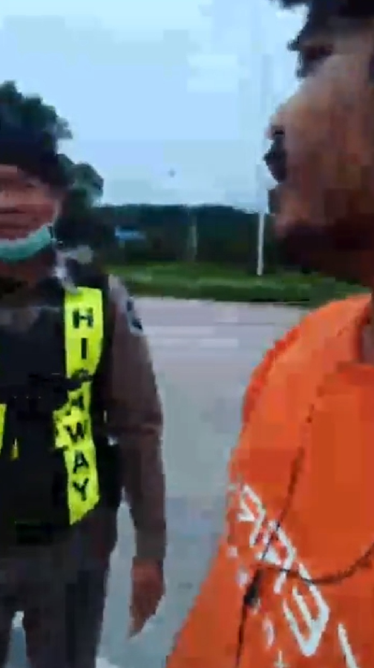 ต้องเจอคนจริง "หนุ่มหน้าเครา" เดือด!! เห็นตำรวจ เอาเปรียบประชาชน งานนี้อยู่เฉยไม่ได้ ผมให้ 4 ลุม 1 เลย? (คลิป)