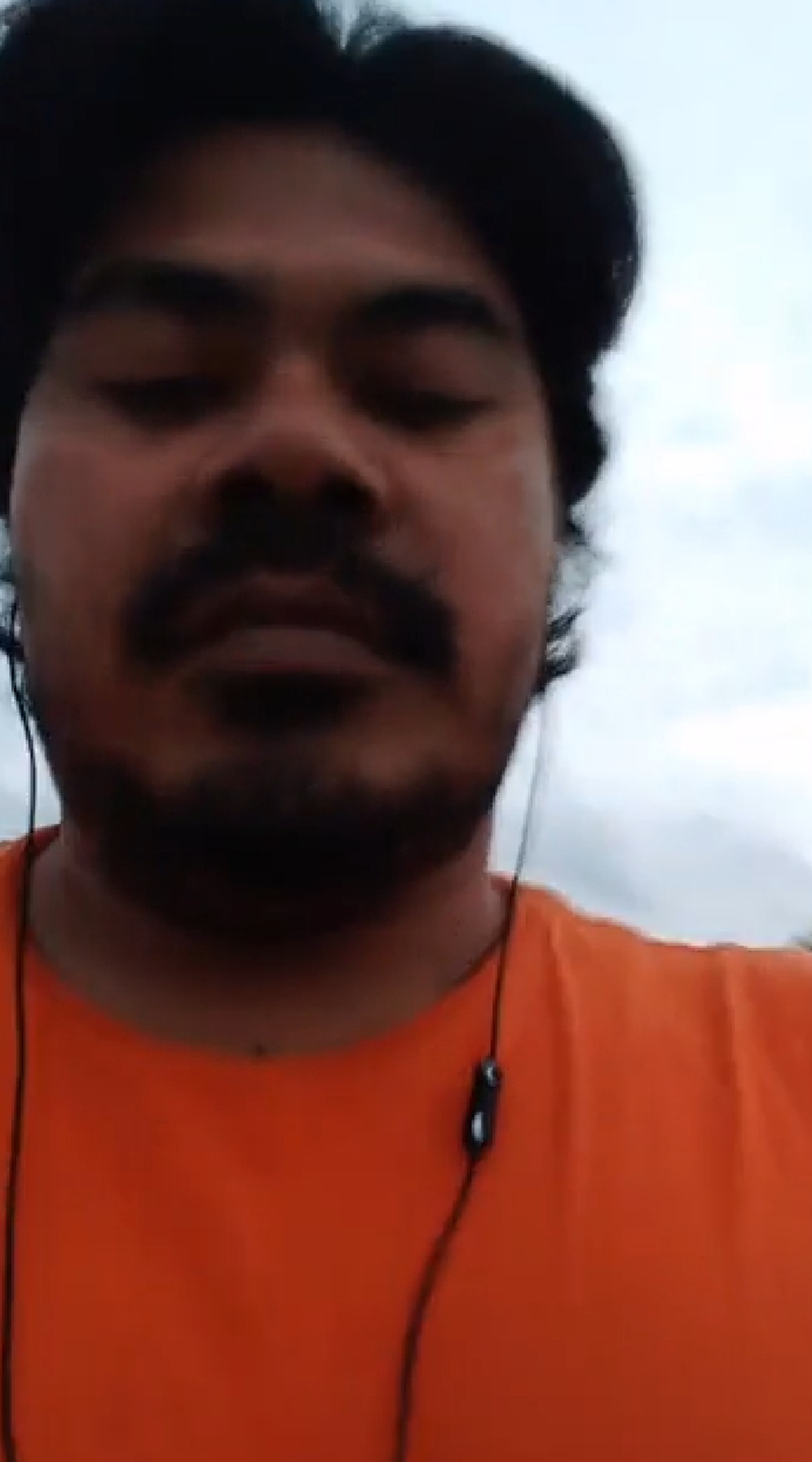 ต้องเจอคนจริง "หนุ่มหน้าเครา" เดือด!! เห็นตำรวจ เอาเปรียบประชาชน งานนี้อยู่เฉยไม่ได้ ผมให้ 4 ลุม 1 เลย? (คลิป)