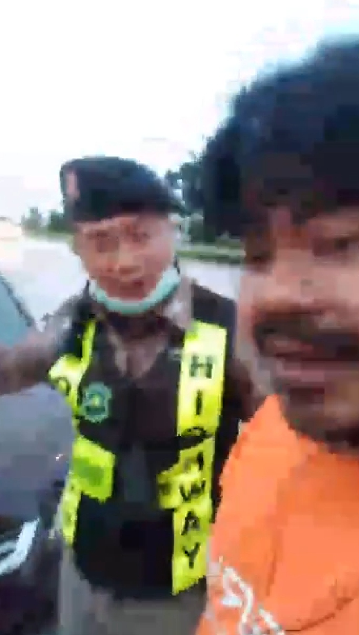 ต้องเจอคนจริง "หนุ่มหน้าเครา" เดือด!! เห็นตำรวจ เอาเปรียบประชาชน งานนี้อยู่เฉยไม่ได้ ผมให้ 4 ลุม 1 เลย? (คลิป)