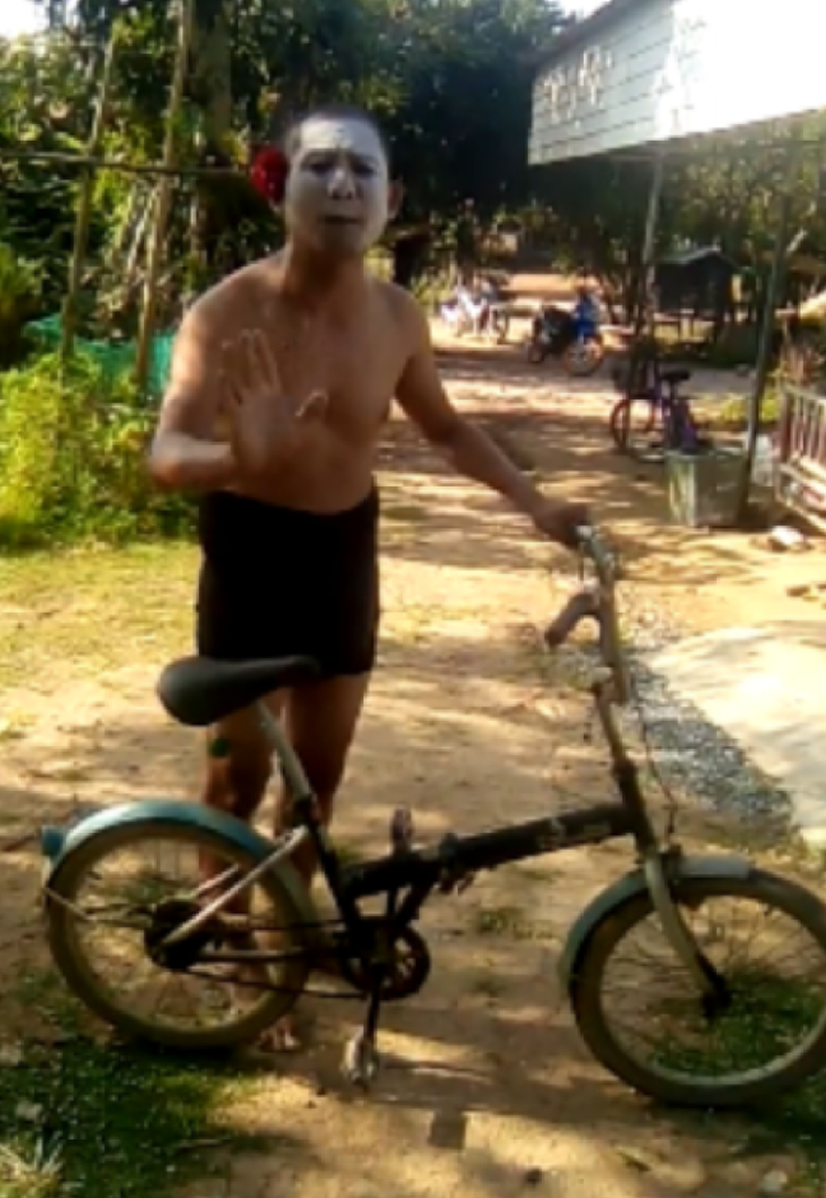 จากใจประชาชน! เมื่อ "หนุ่มหน้าขาว" ร้องเพลงฝากถึง พี่ๆตำรวจ บอกเลยฟังแล้วโดนใจคนทั้งประเทศ! (คลิป)