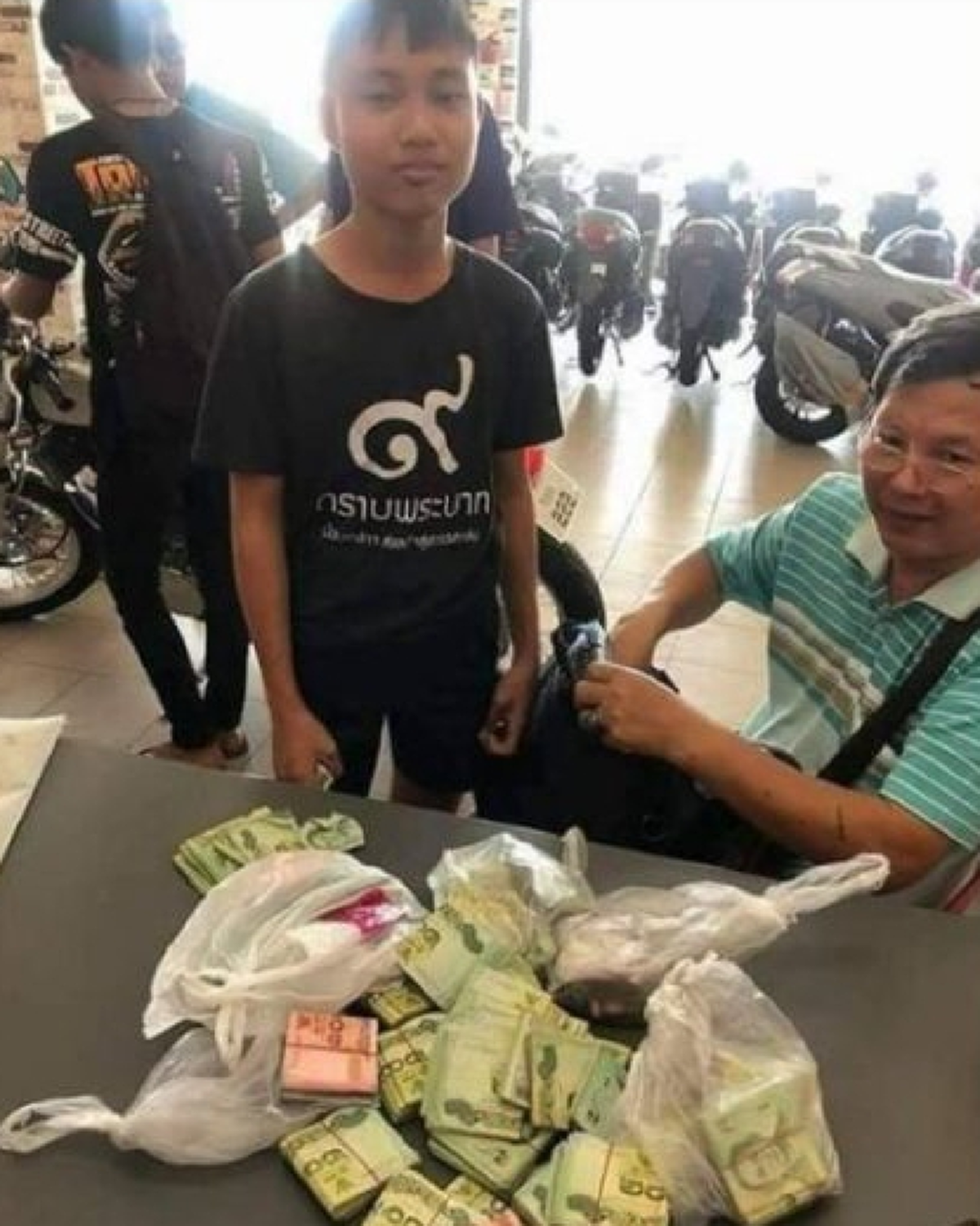 ชาวเน็ตแห่ชื่นชม! หนุ่มน้อย ม.3 หอบเงินที่เก็บได้ ไปซื้อมอเตอร์ไซค์ ด้วยเงินสด!