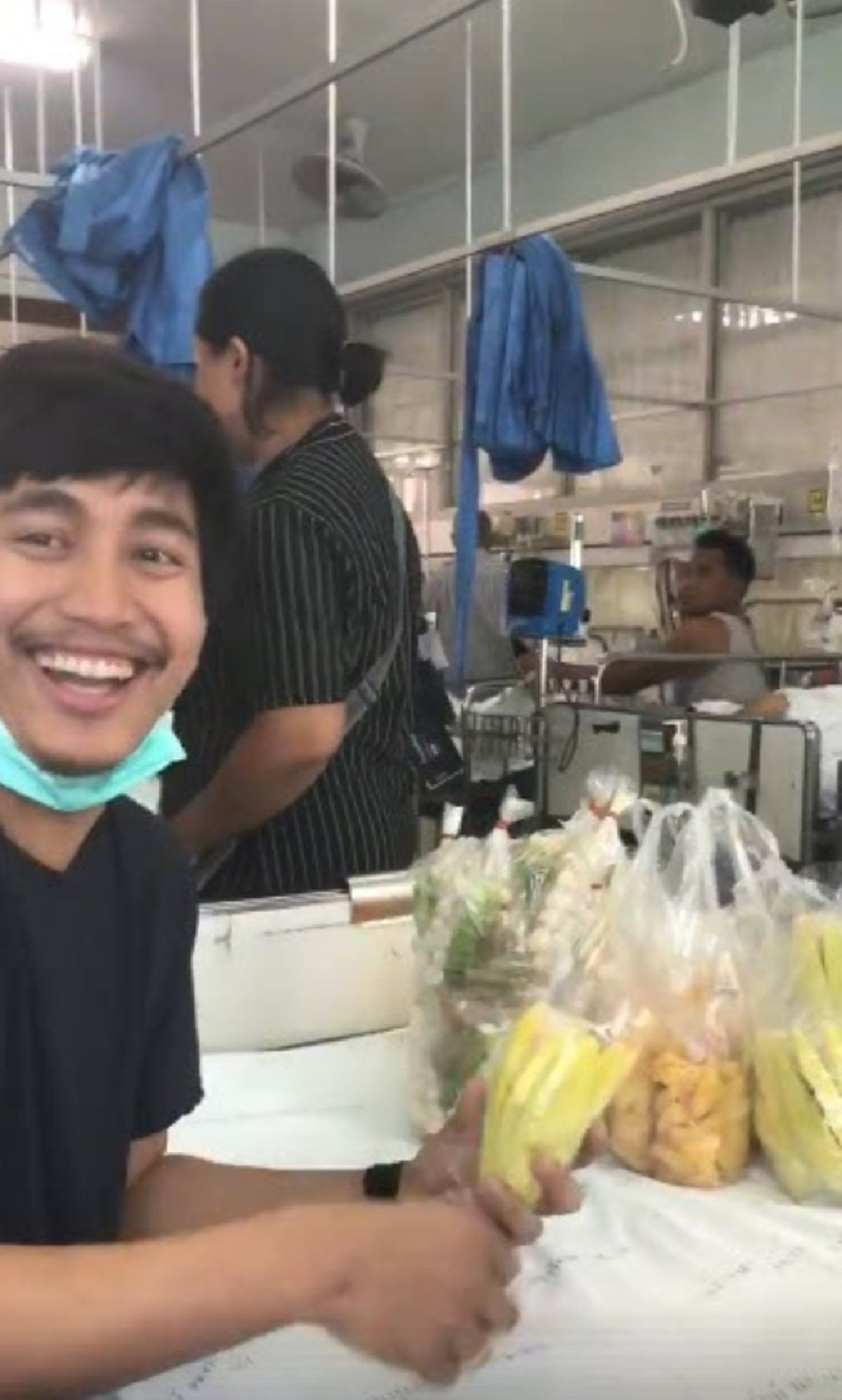 แม่ค้าผลไม้สายฮา! มาพร้อมสโลแกนสินค้าที่ขาย บอกเลยแต่ละอย่าง ฟังแล้วคนป่วยยังอดขำไม่ไหว! (คลิป)