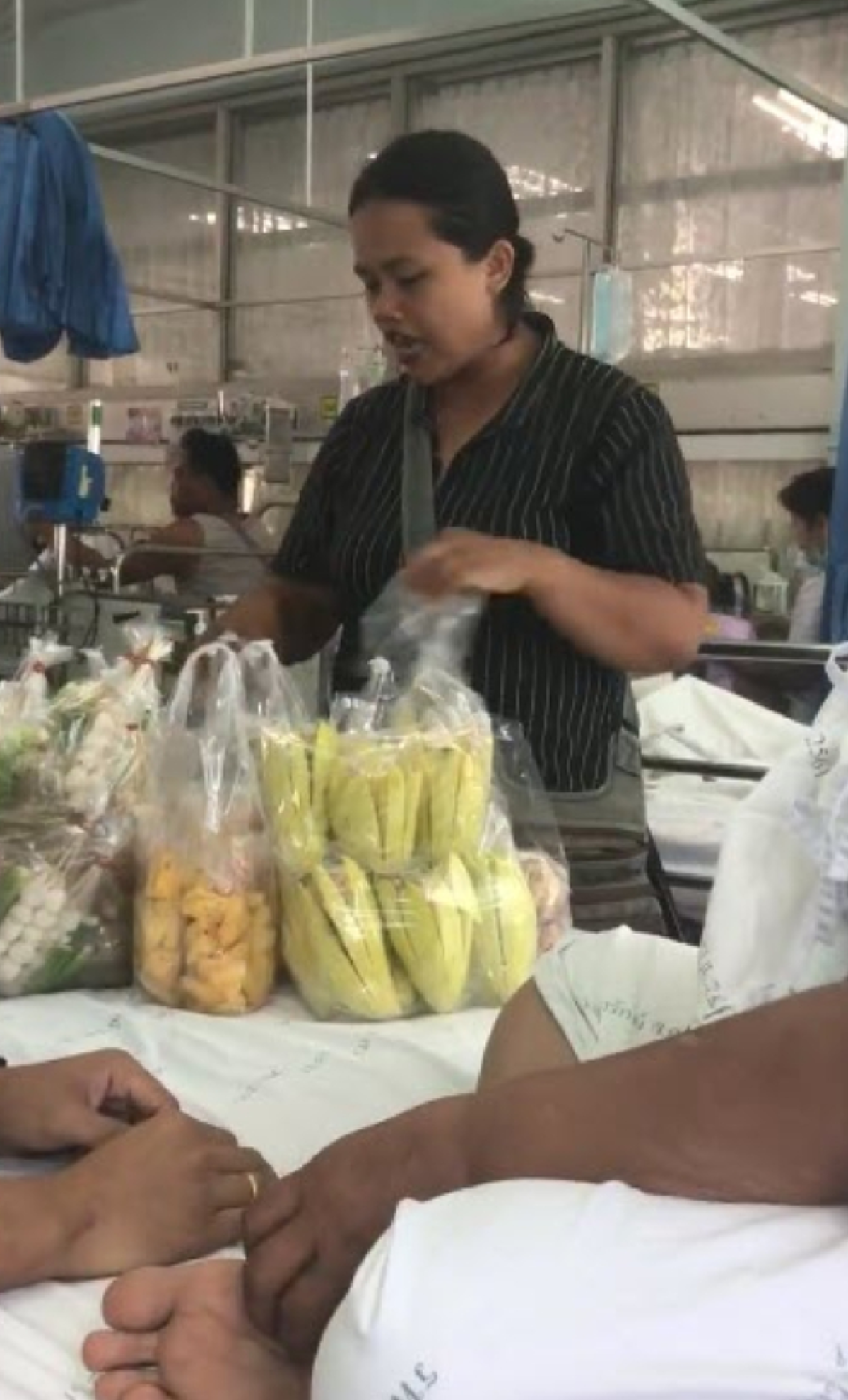 แม่ค้าผลไม้สายฮา! มาพร้อมสโลแกนสินค้าที่ขาย บอกเลยแต่ละอย่าง ฟังแล้วคนป่วยยังอดขำไม่ไหว! (คลิป)