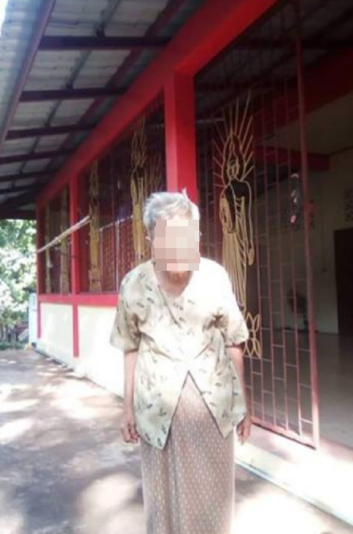 สะพานบุญแท้ ๆ ยายเฒ่าโดนลูกชายไล่พ้นบ้าน เดินเตร่เดียวดายโชดคีมีคนช่วย พาเจอลูกอีกคนบวชเป็นพระ