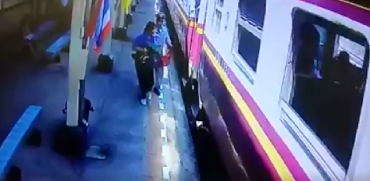 อันตราย นร.หญิงวิ่งตามจะขึ้นรถไฟกำลังเคลื่อนตัว จนท.เห็นรีบห้าม-ประสานให้จอดรับ