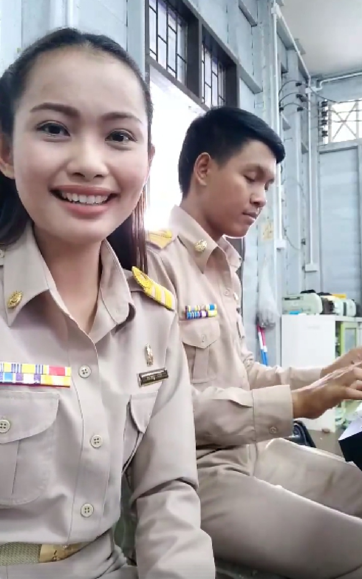ครูสาวโชว์ร้องเพลงแต่งเอง ครูหนุ่มเล่นดนตรีประกอบ ความหมายซึ้ง เพราะมากฟังเลย