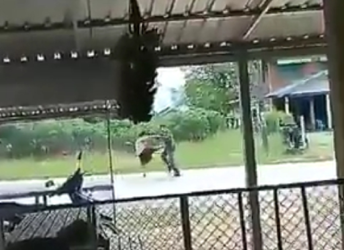 ถ้ายิงก็โดนประณาม!! แชร์ว่อน..คลิปนาที "คนบ้า" กระโดดถีบ "ตำรวจ" หัวฟาดพื้นอาการสาหัส? (คลิป)