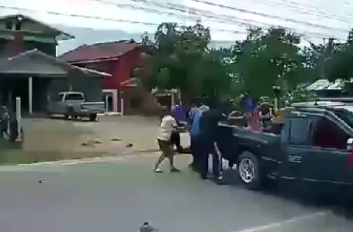 ถ้ายิงก็โดนประณาม!! แชร์ว่อน..คลิปนาที "คนบ้า" กระโดดถีบ "ตำรวจ" หัวฟาดพื้นอาการสาหัส? (คลิป)