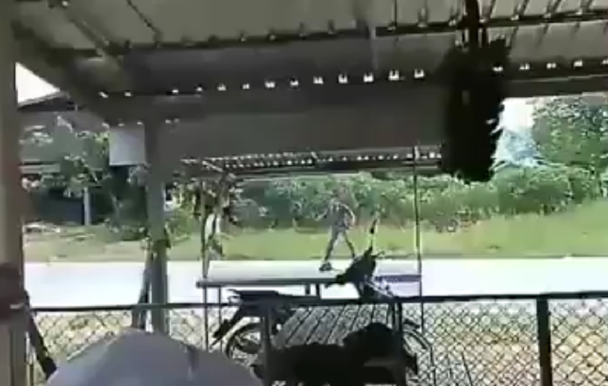 ถ้ายิงก็โดนประณาม!! แชร์ว่อน..คลิปนาที "คนบ้า" กระโดดถีบ "ตำรวจ" หัวฟาดพื้นอาการสาหัส? (คลิป)