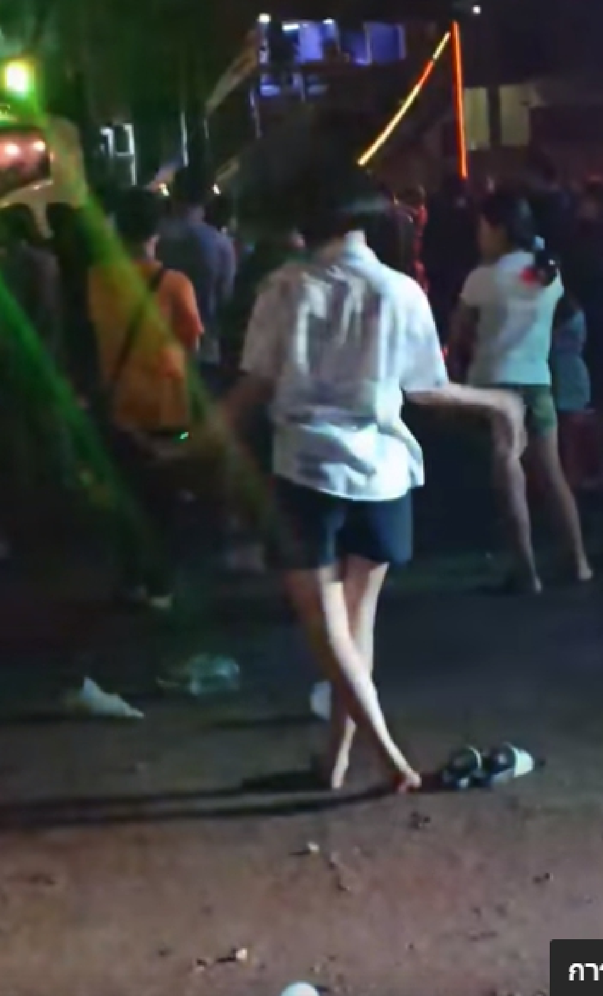 ยอดวิวหลายแสน สาวน้อยรำใส่เสียงเพลงรถแห่ อ่อนช้อยสุด ๆ ขาเต้นโยกย้ายต้องหลีกทาง