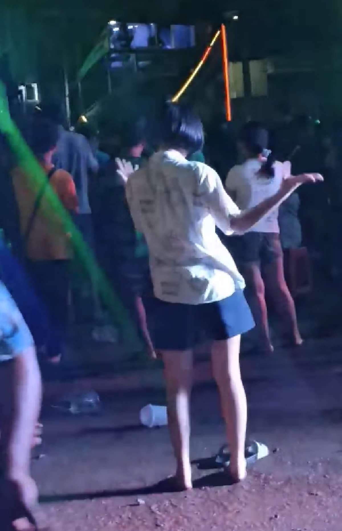 ยอดวิวหลายแสน สาวน้อยรำใส่เสียงเพลงรถแห่ อ่อนช้อยสุด ๆ ขาเต้นโยกย้ายต้องหลีกทาง