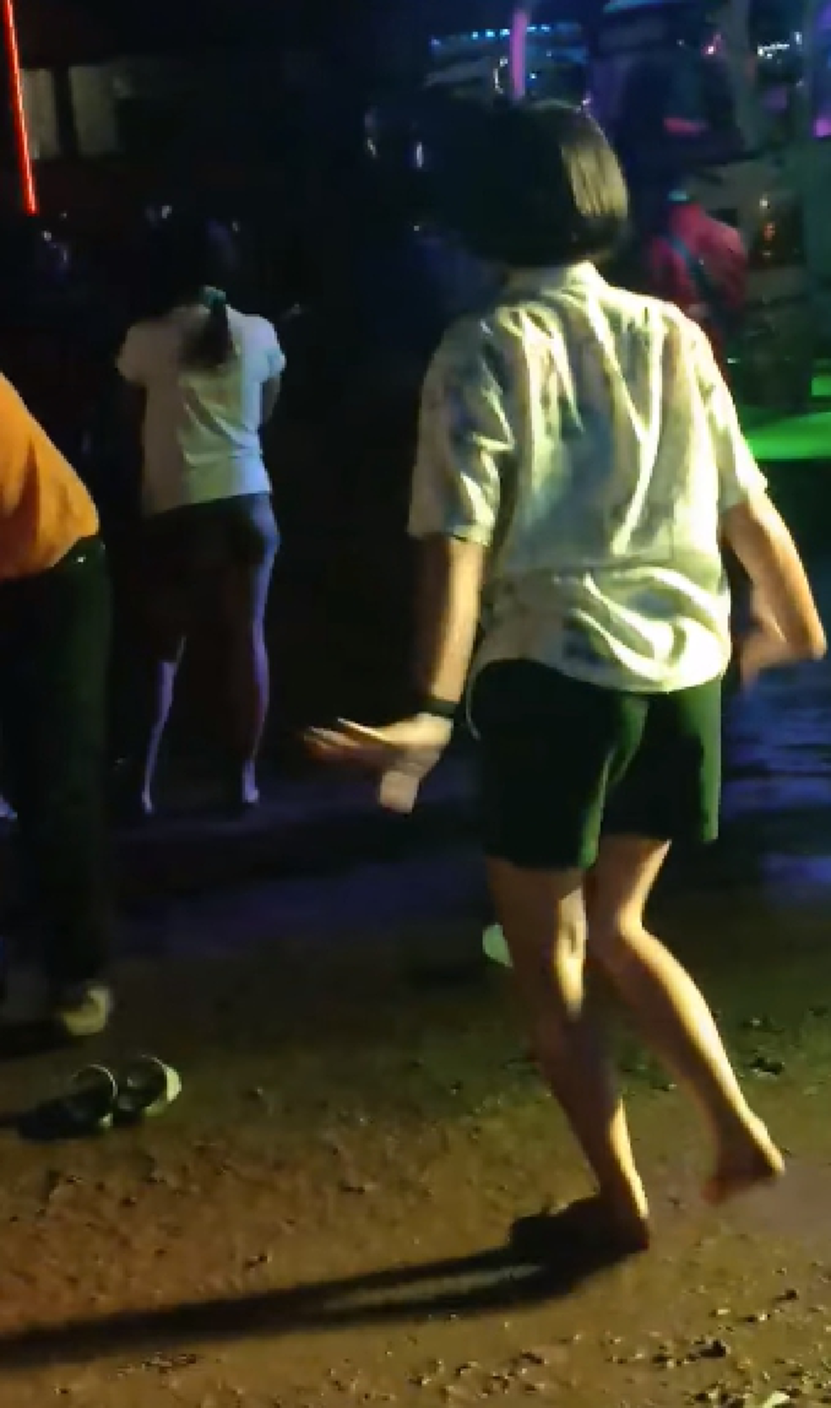 ยอดวิวหลายแสน สาวน้อยรำใส่เสียงเพลงรถแห่ อ่อนช้อยสุด ๆ ขาเต้นโยกย้ายต้องหลีกทาง