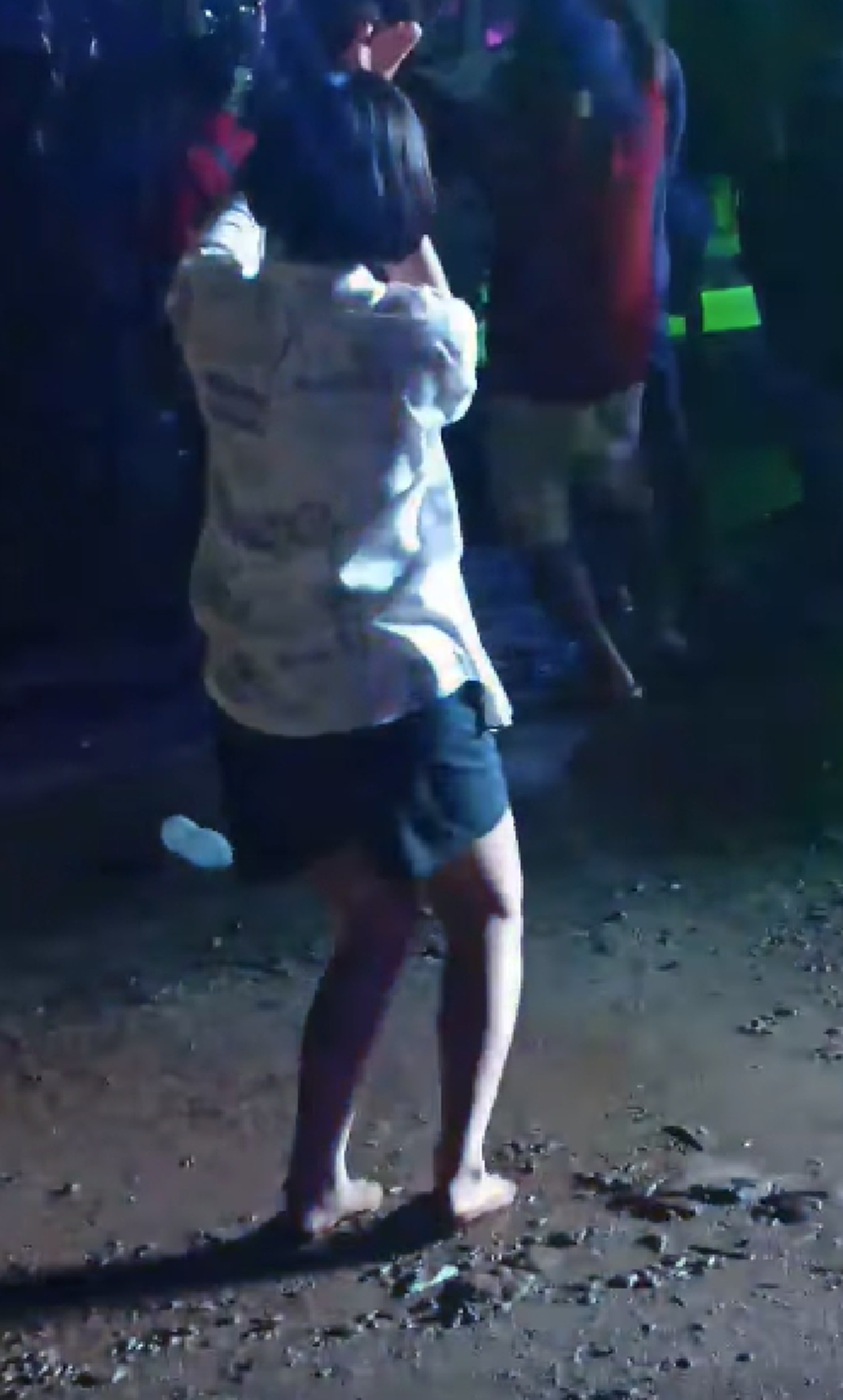 ยอดวิวหลายแสน สาวน้อยรำใส่เสียงเพลงรถแห่ อ่อนช้อยสุด ๆ ขาเต้นโยกย้ายต้องหลีกทาง