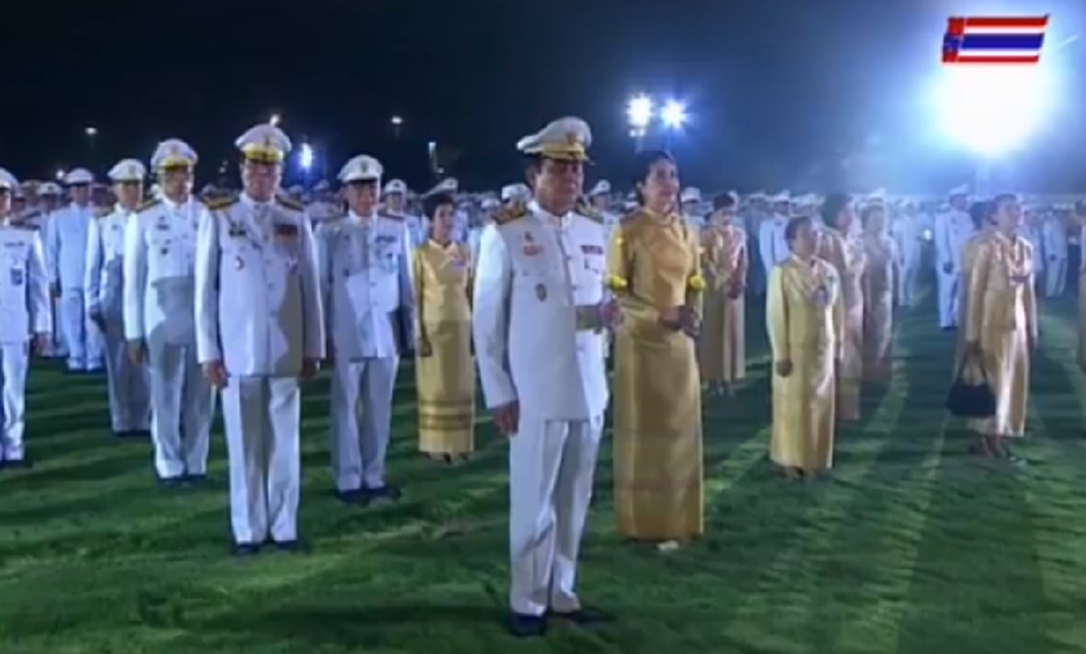 สว่างไสว ทั่วท้องสนามหลวง“นายกฯ” นำคนไทยจุดเทียนน้อมรำลึกพระมหากรุณาธิคุณ ในหลวง ร.9