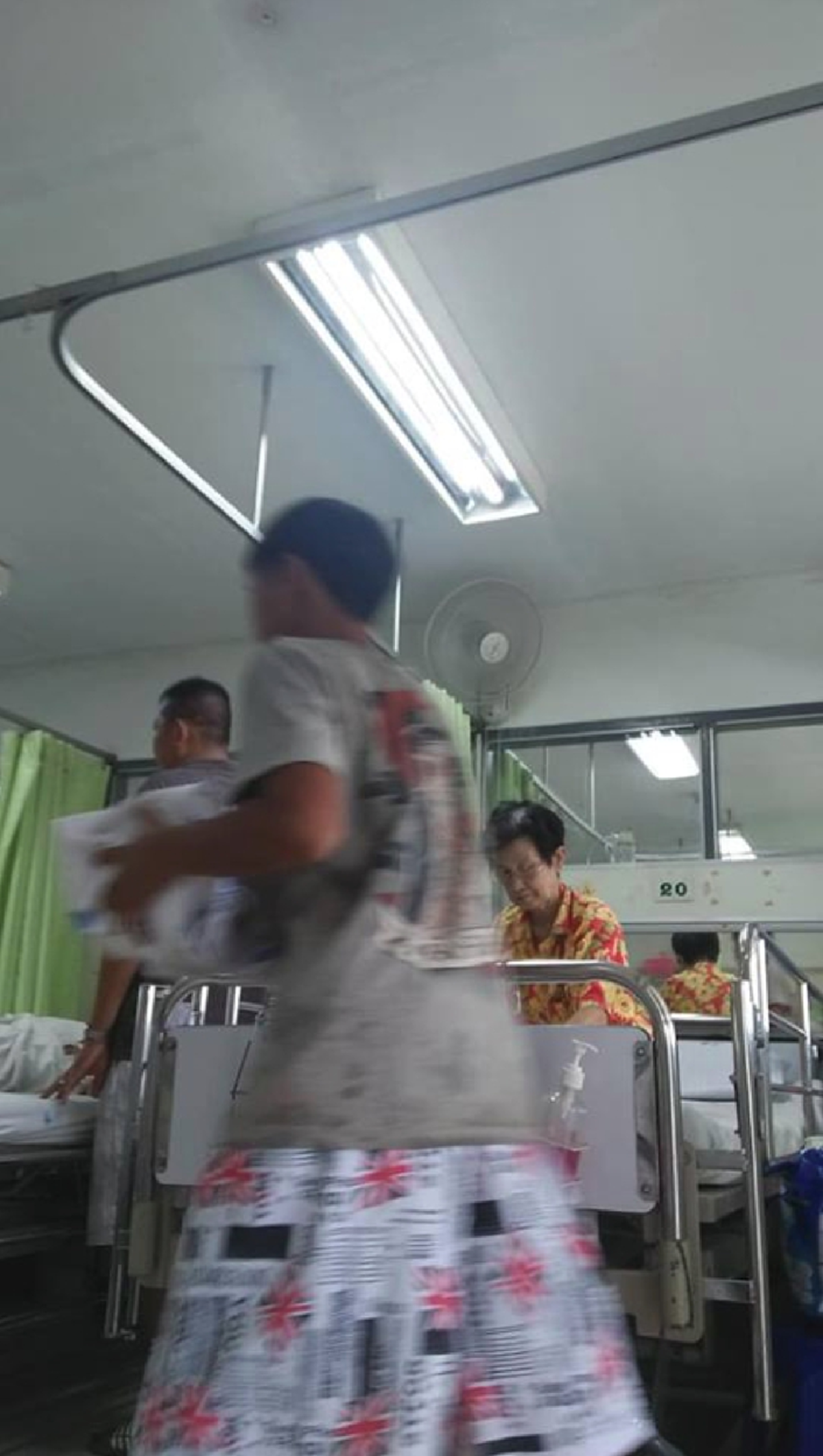 น่าชื่นชม! หนุ่มน้อยจิตใจงาม เฝ้าคุณยายที่ป่วยหนัก พร้อมทำสิ่งประทับใจช่วยเหลือผู้ป่วยเตียงอื่น ไม่มีญาติเฝ้า