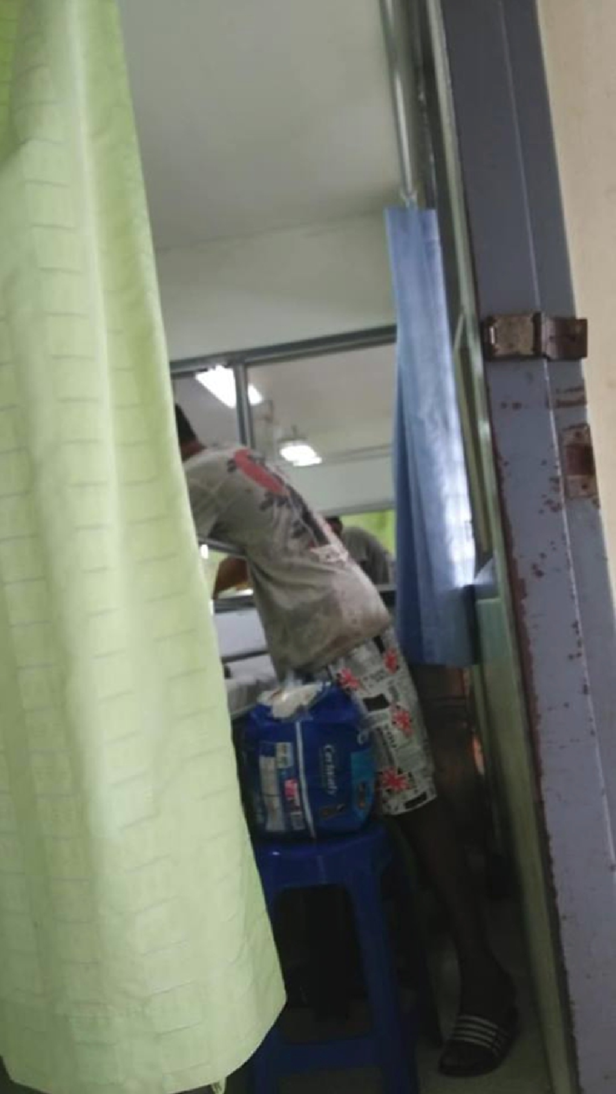 น่าชื่นชม! หนุ่มน้อยจิตใจงาม เฝ้าคุณยายที่ป่วยหนัก พร้อมทำสิ่งประทับใจช่วยเหลือผู้ป่วยเตียงอื่น ไม่มีญาติเฝ้า